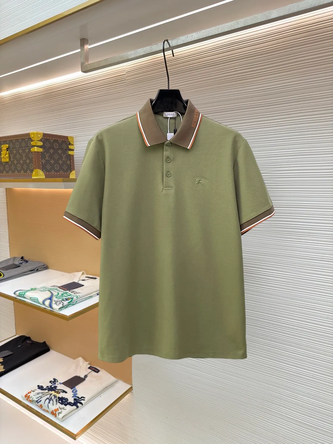 Burberry New Arrival Polo shirt, complete with three labels, original fabric, original customized accessories, official Same Style, made of 210g pure cotton pique fabric, customized same-tank dyed fabric, very comfortable and smooth to the touch, very wide and stylish, produced by the first-line brand Factory, imported Behringer embroidery machine, embroidery is full and textured, the collar rib is woven with imported yarn, does not deform after long-term wear, the most New Arrival style in spring and summer, fashionable and individual Super Versatile and good-looking. It is very suitable for both men and women. It is a must-have for everyone. Size: S-XXL